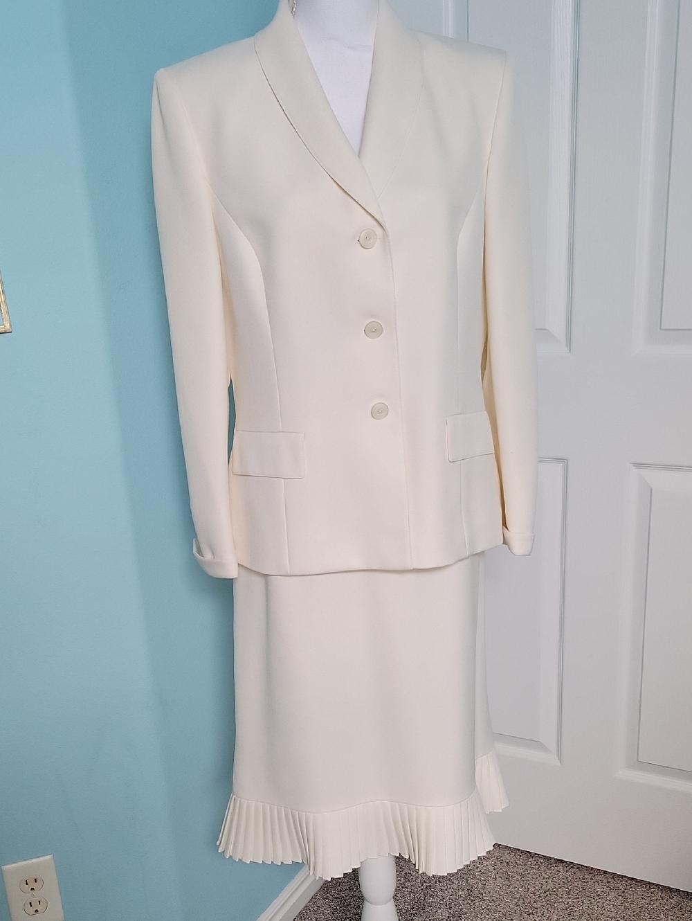 Creme Womans Suit. Jones Wear